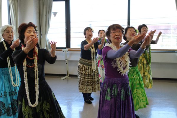 大人 シニアのためのフラダンスとは Oyake Music School